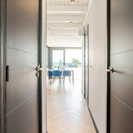 Moderne Houseboat Op Het Water!