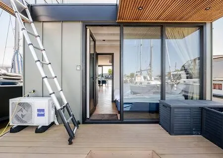 Moderne Houseboat Op Het Water! Botel Assendelft