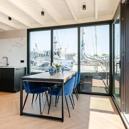 Moderne Houseboat Op Het Water! *