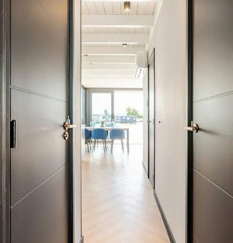 Moderne Houseboat Op Het Water!