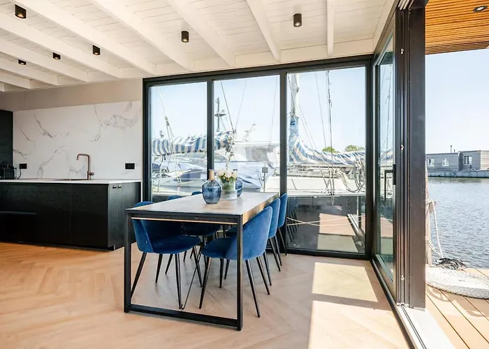 Moderne Houseboat Op Het Water! *